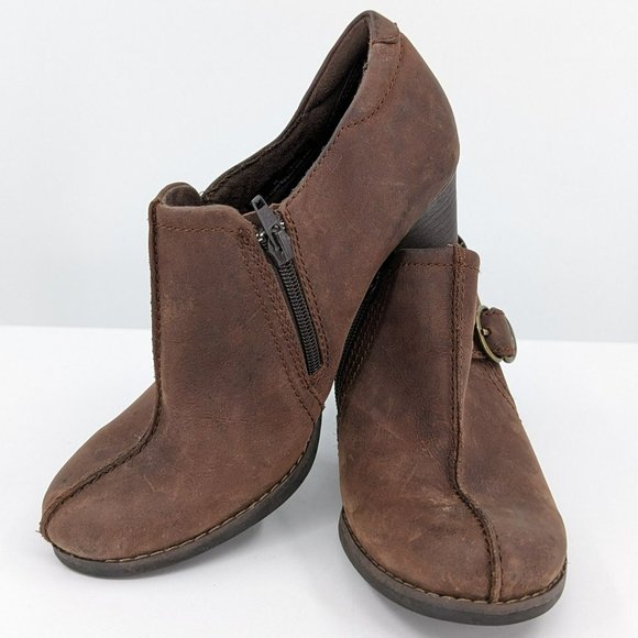 Clarks Carlisle Booties 7 Cafe Brown Oily Leather Side Zip Buckle Accent Heeled - Picture 12 of 13